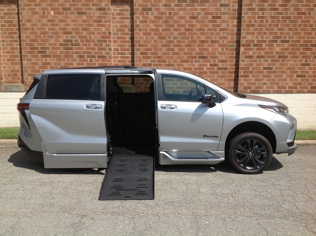 ♿ 2024 Toyota Sienna XSE Plus HV | Van Products