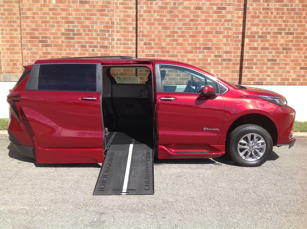 ♿ 2024 Toyota Sienna XLE Plus HV | Van Products