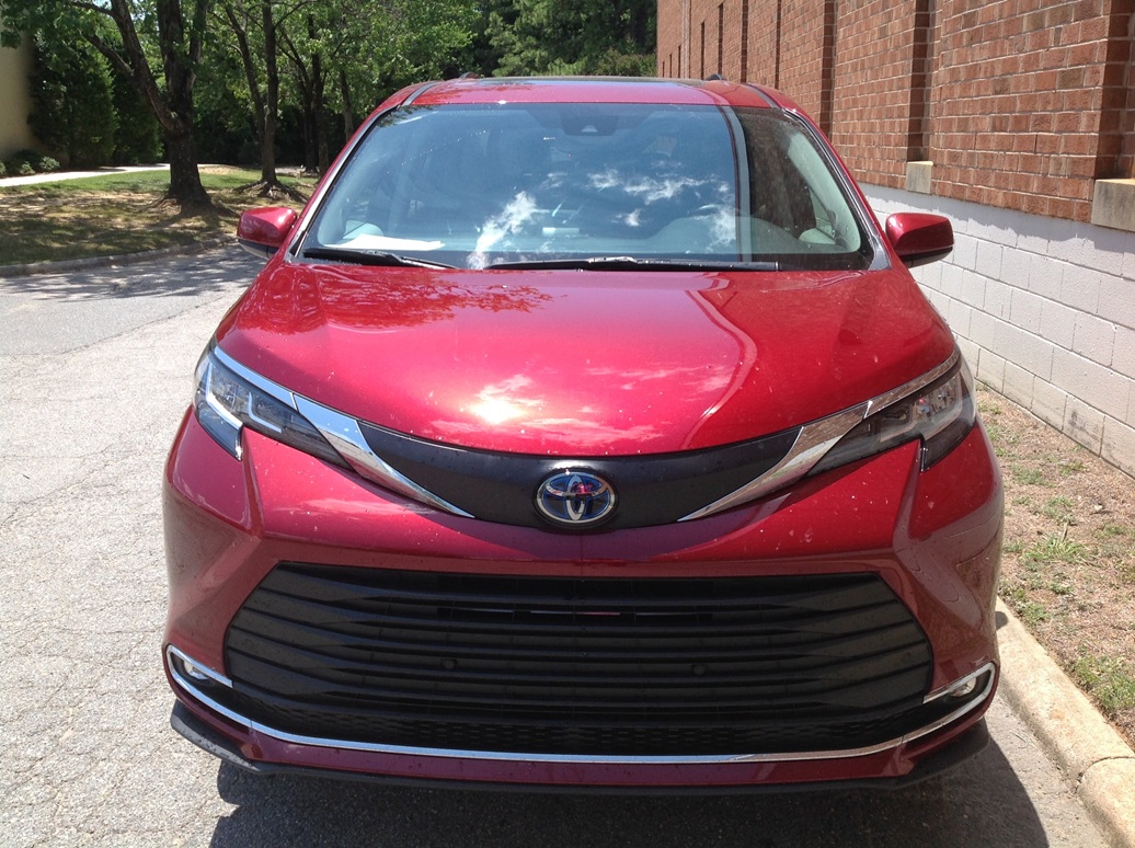 クイーンズ　ヘナ　レッド ♿ 2021 Toyota Sienna XLE Plus HV | Van Products