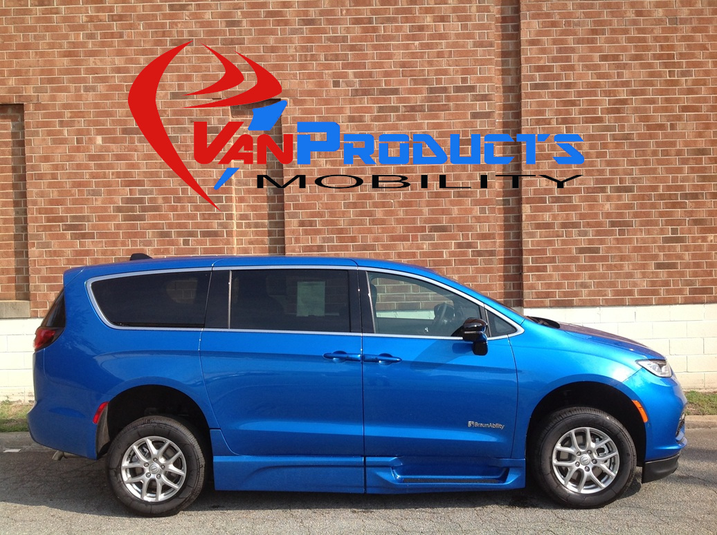 2026 Chrysler Pacifica Select's photo