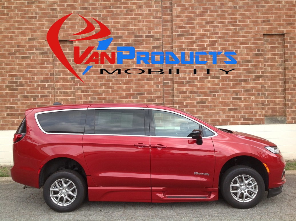 2026 Chrysler Pacifica Select's photo