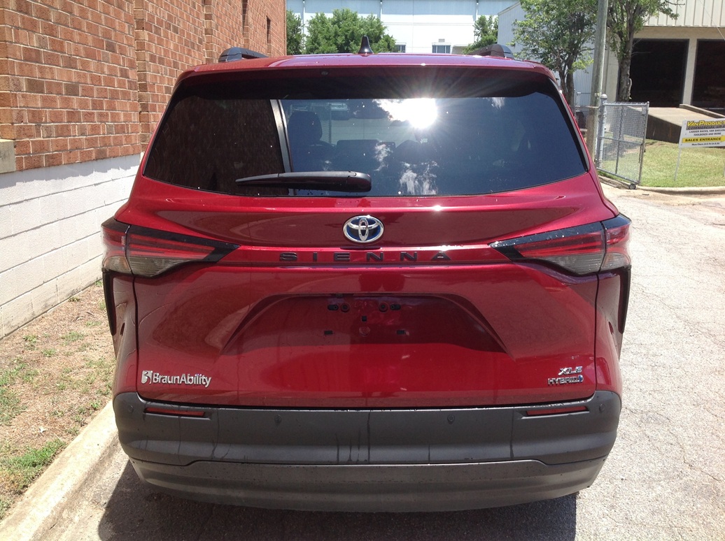 クイーンズ　ヘナ　レッド ♿ 2021 Toyota Sienna XLE Plus HV | Van Products